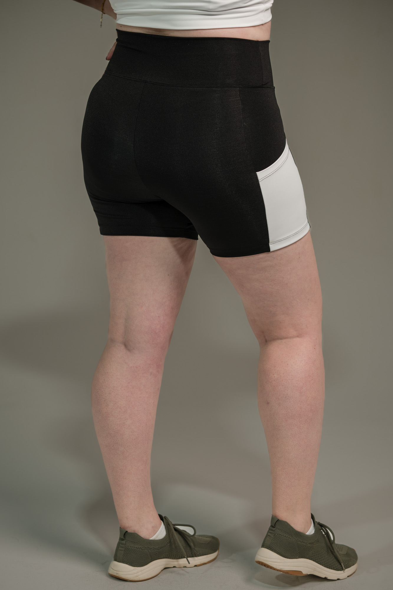 Short Feminino Meia Coxa com Bolso