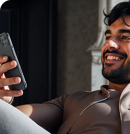 homem feliz usando o celular