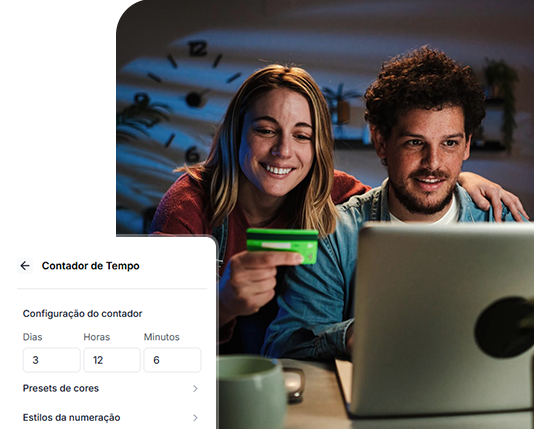 mulher sorrindo mostrando o celular com uma lista de produtos