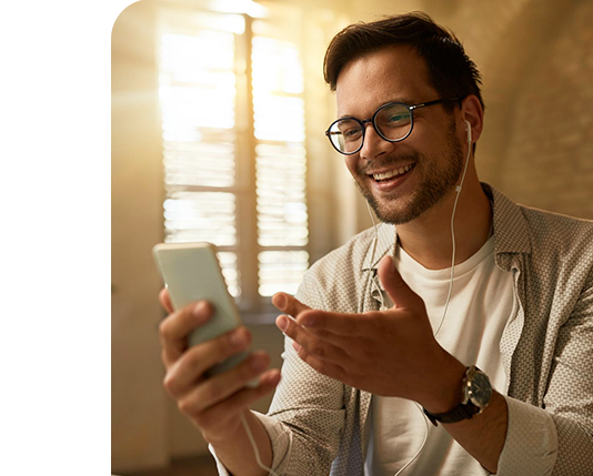 homem feliz usando o celular