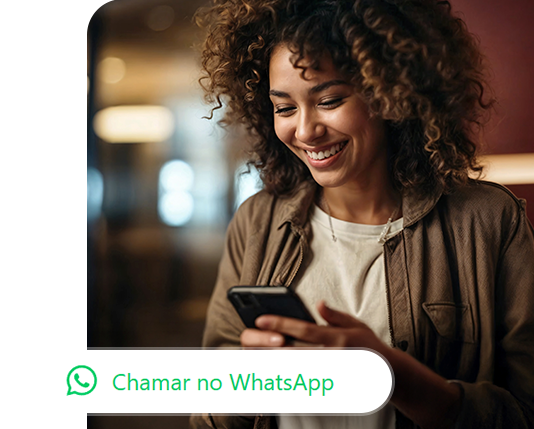 mulher sorrindo mostrando o celular com uma lista de produtos