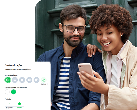 mulher experimentando uma blusa, junto com uma imagem mostrando o produto no aplicativo