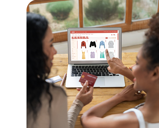 mulher experimentando uma blusa, junto com uma imagem mostrando o produto no aplicativo