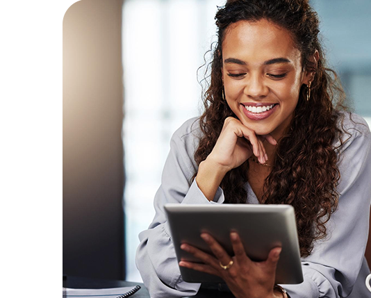 homem feliz usando o celular