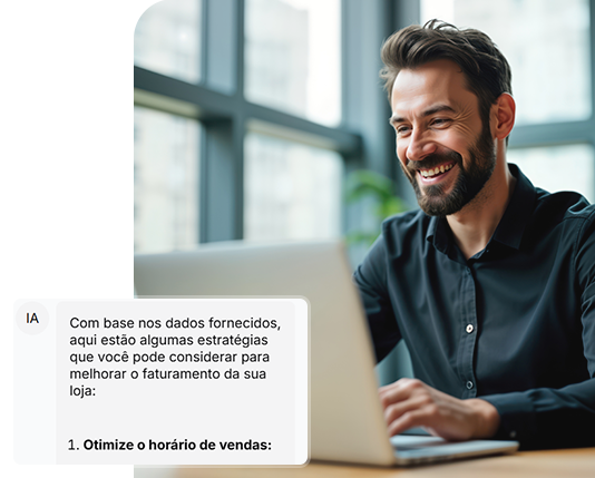 mulher sorrindo mostrando o celular com uma lista de produtos