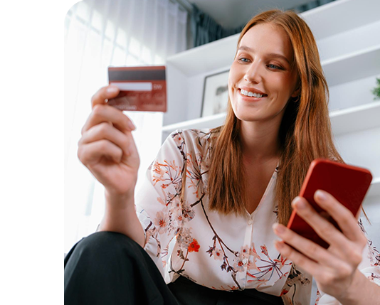 mulher sorrindo mostrando o celular com uma lista de produtos