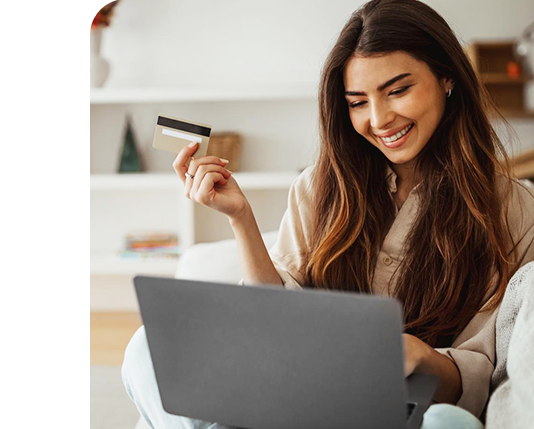 homem feliz usando o celular