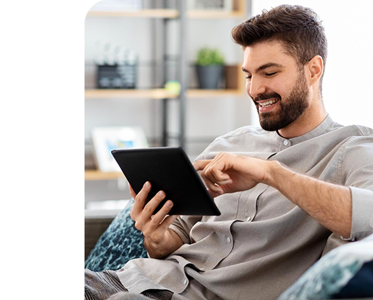 mulher sorrindo mostrando o celular com uma lista de produtos