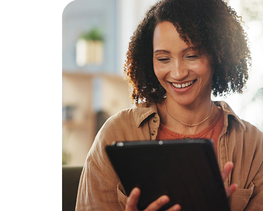 mulher sorrindo mostrando o celular com uma lista de produtos