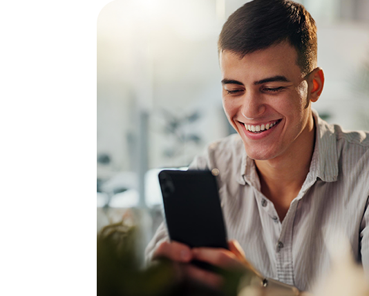 mulher experimentando uma blusa, junto com uma imagem mostrando o produto no aplicativo