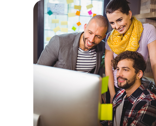 homem feliz usando o celular