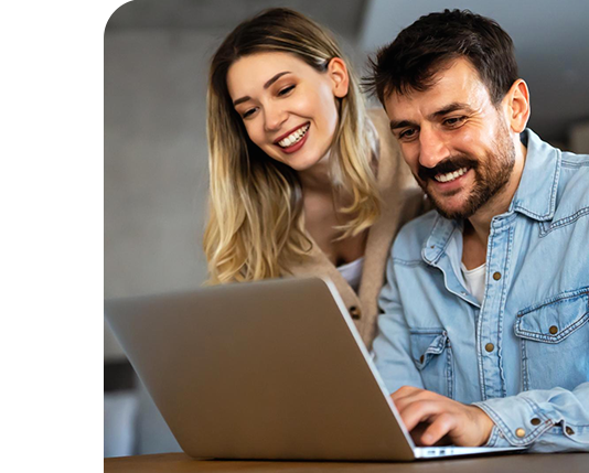 homem feliz ao receber notificações de vendas concluídas