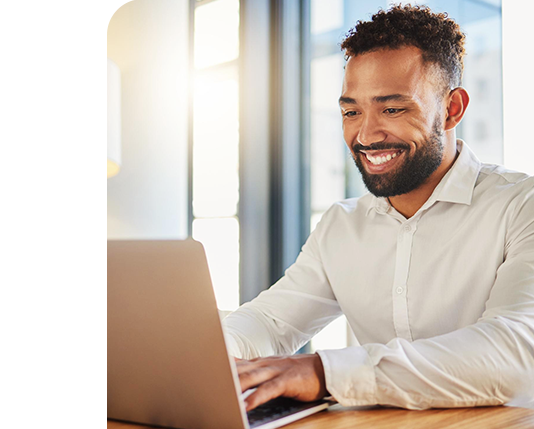 homem feliz usando o celular