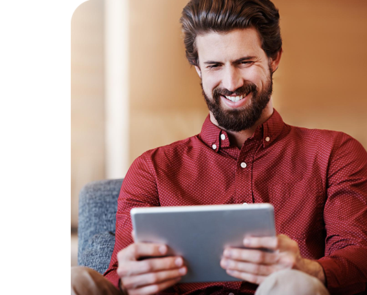 homem feliz ao receber notificações de vendas concluídas