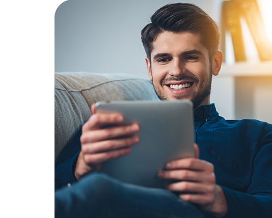 mulher experimentando uma blusa, junto com uma imagem mostrando o produto no aplicativo