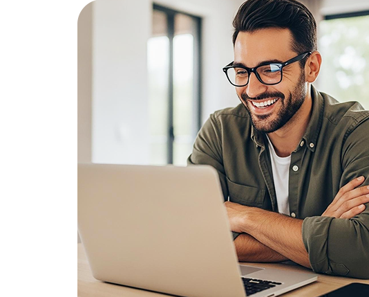 homem feliz ao receber notificações de vendas concluídas