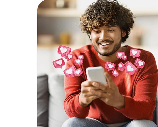 homem feliz usando o celular