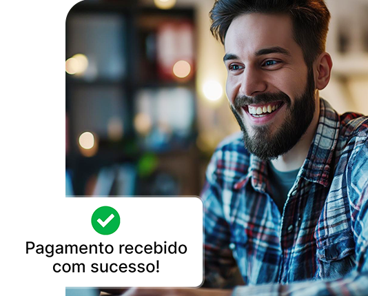 mulher sorrindo mostrando o celular com uma lista de produtos