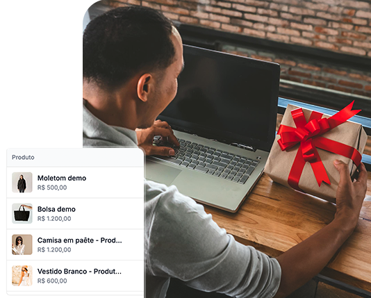 mulher experimentando uma blusa, junto com uma imagem mostrando o produto no aplicativo