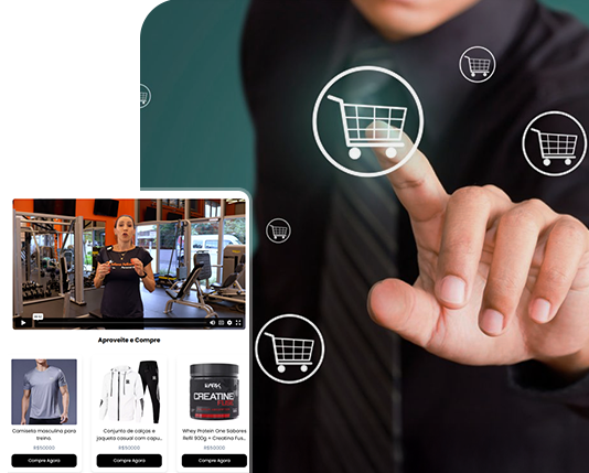 mulher sorrindo mostrando o celular com uma lista de produtos