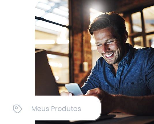 mulher experimentando uma blusa, junto com uma imagem mostrando o produto no aplicativo