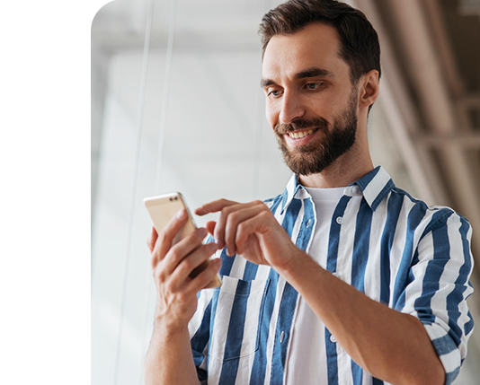 homem feliz usando o celular