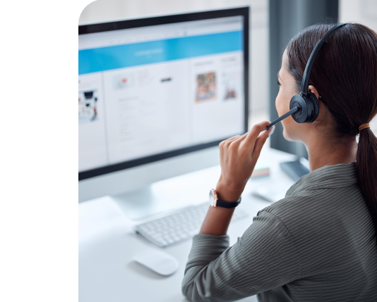 mulher experimentando uma blusa, junto com uma imagem mostrando o produto no aplicativo