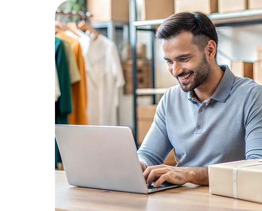 homem feliz ao receber notificações de vendas concluídas