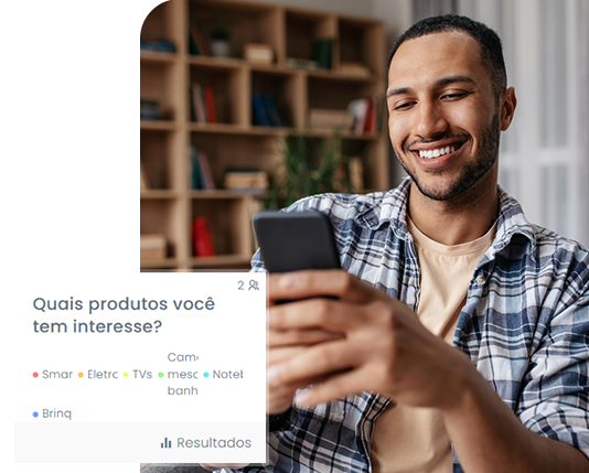 mulher experimentando uma blusa, junto com uma imagem mostrando o produto no aplicativo