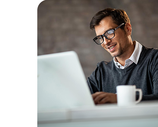 homem feliz usando o celular