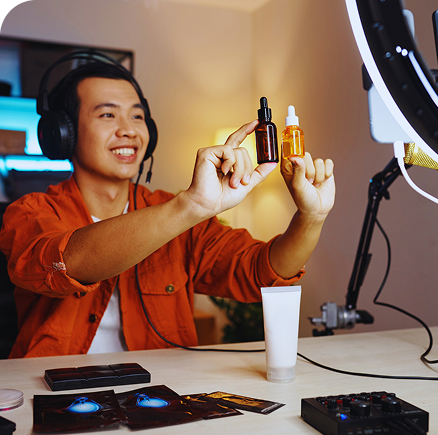 homem feliz usando o celular