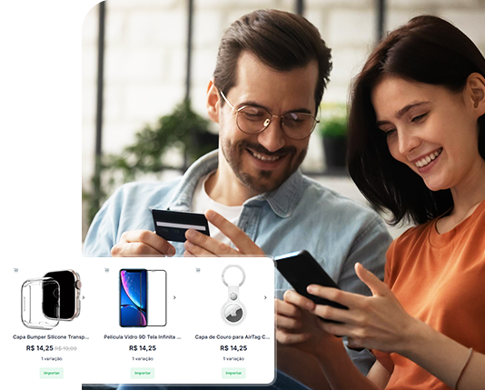 mulher sorrindo mostrando o celular com uma lista de produtos