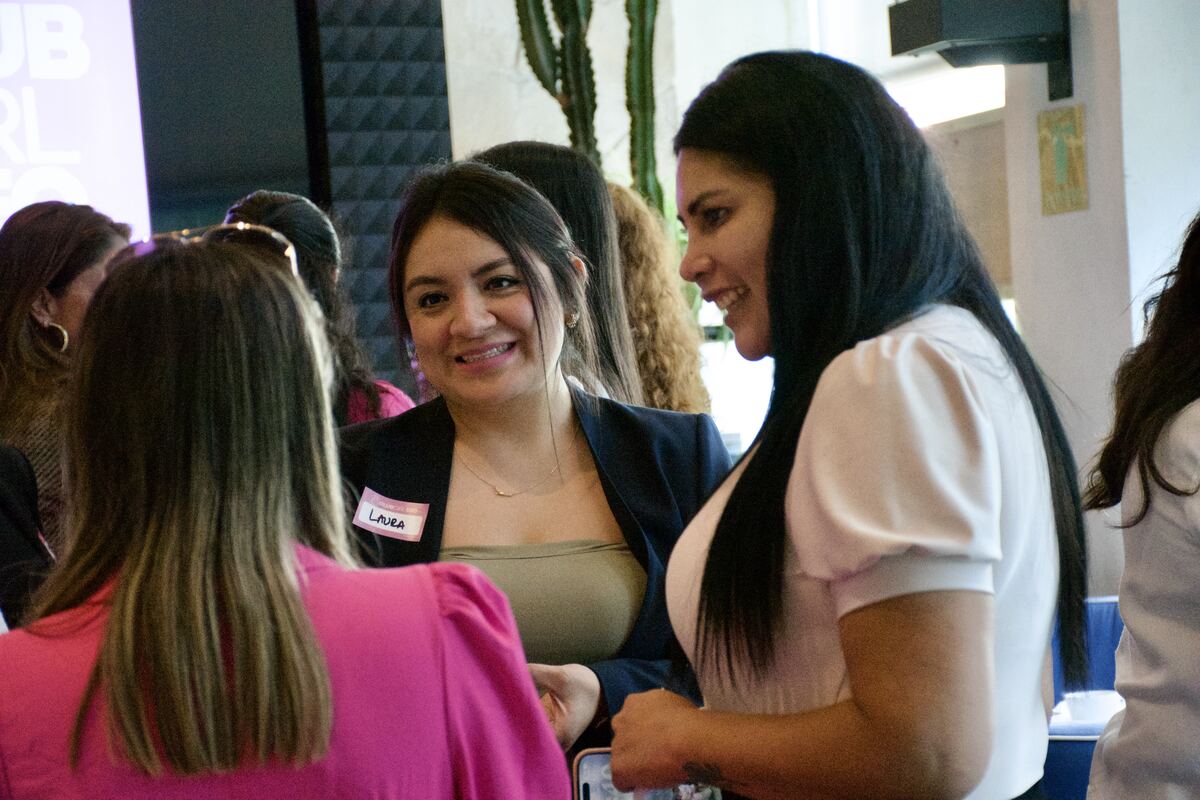 Emprendedoras conectando en un evento de Club Girl CEO