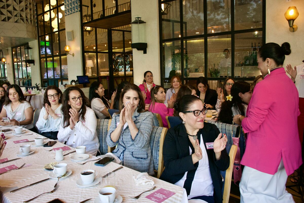 Asistentes celebrando en un evento de Club Girl CEO