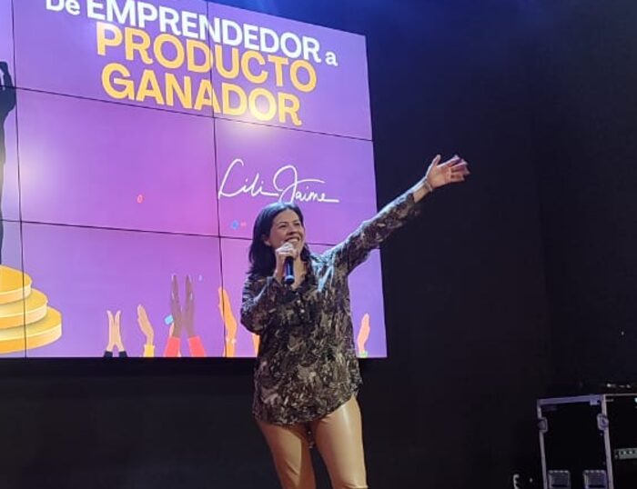 Lili Jaime en el escenario, sesión De Emprendedor a Producto Ganador
