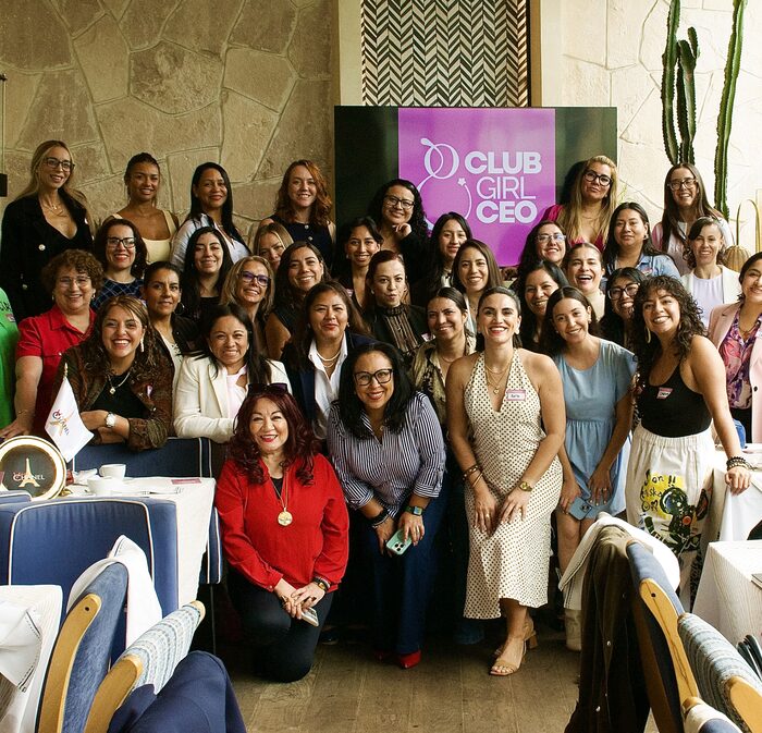 Comunidad Club Girl CEO frente al photo wall del Brunch