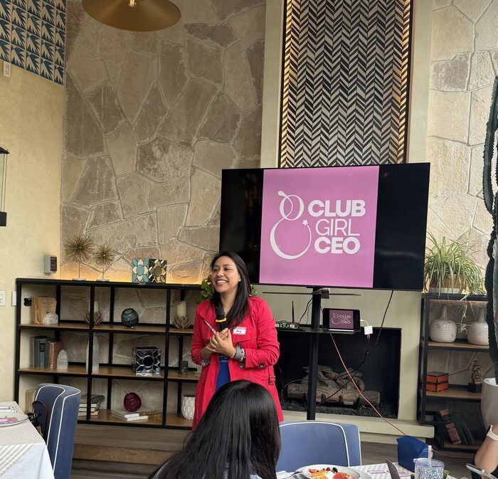 Speaker presentando en un Brunch de Club Girl CEO