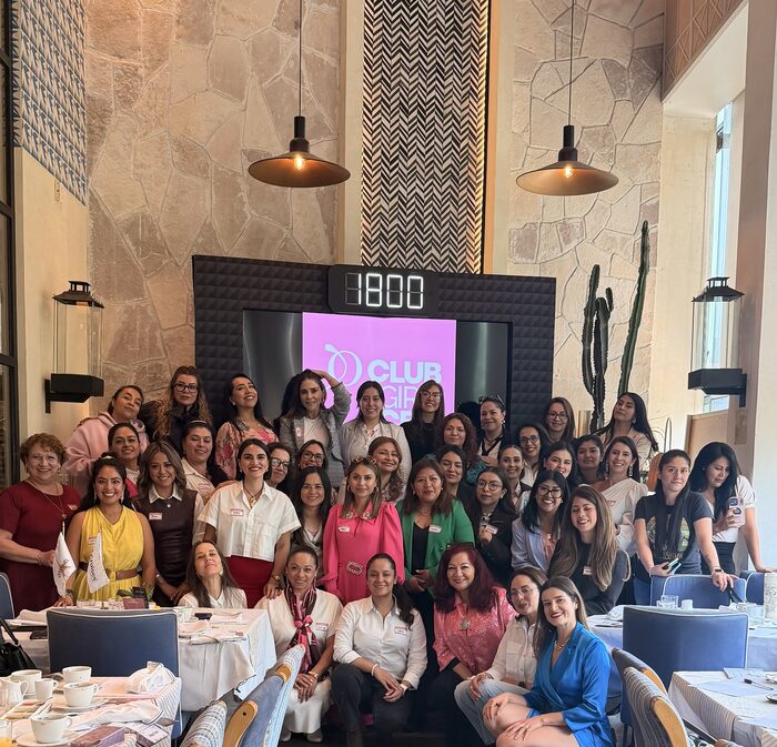 Gran grupo de emprendedoras en un Brunch de Club Girl CEO