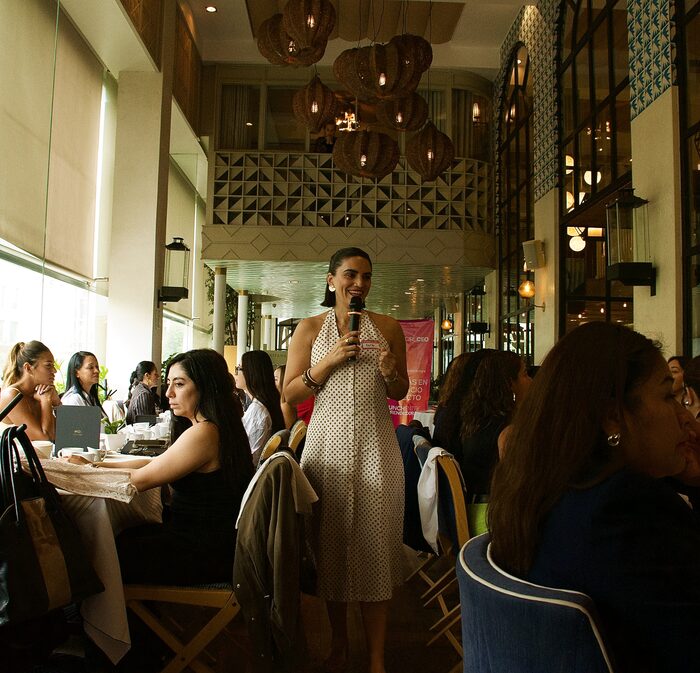 Karla Torres hablando en un Brunch de Club Girl CEO