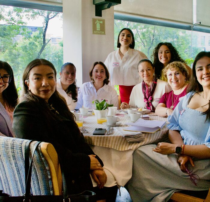 Mesa de emprendedoras conversando en un Brunch de Club Girl CEO