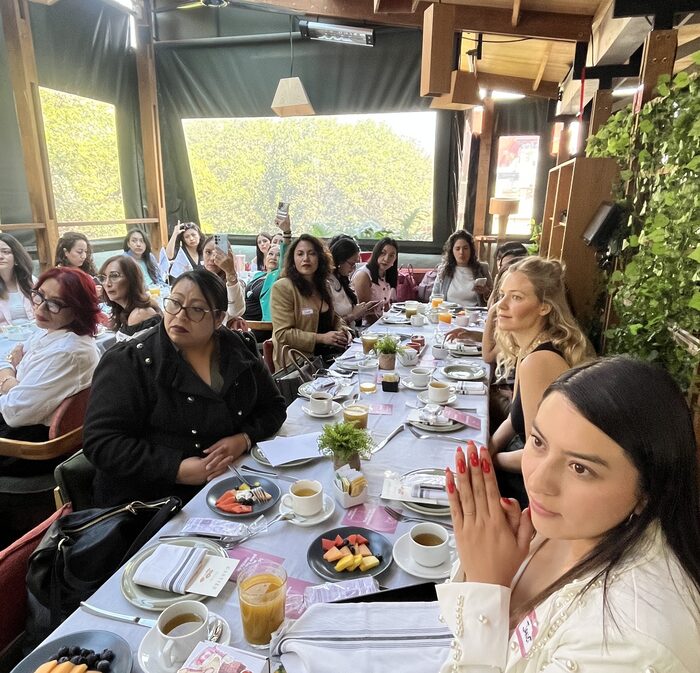 Asistentes desayunando en un Brunch de Club Girl CEO