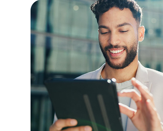 homem feliz usando o celular