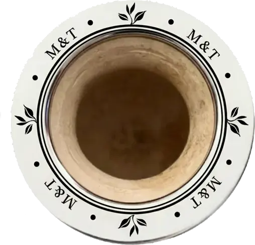 Detalle de mate corporativo grabado con símbolo personalizado – identidad de marca única por Mate & Tea