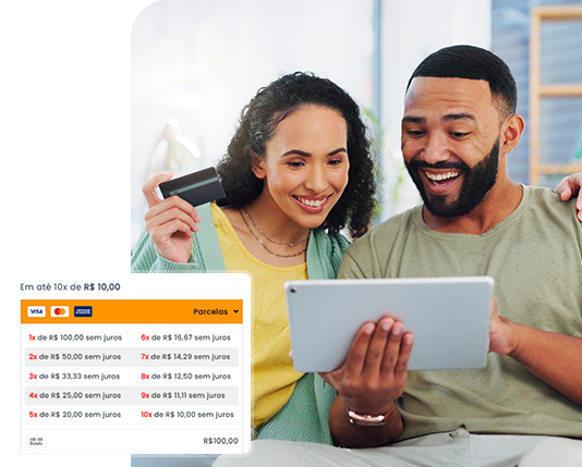 mulher sorrindo mostrando o celular com uma lista de produtos