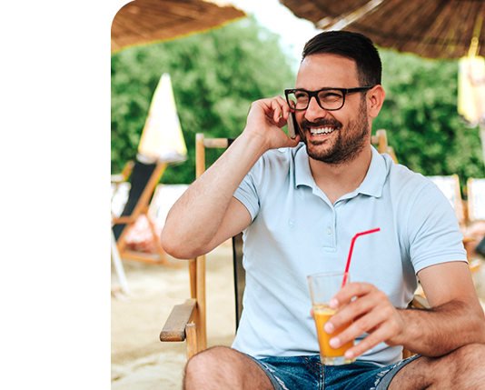 homem feliz usando o celular