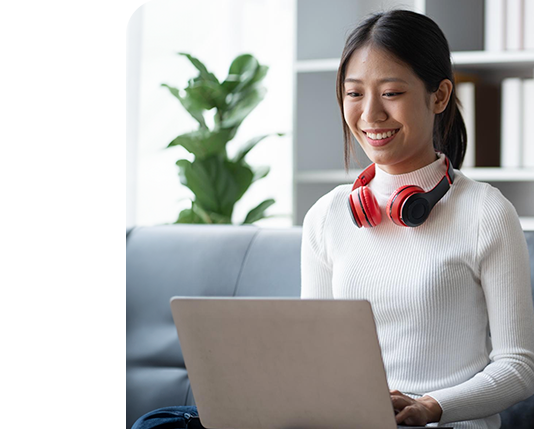 mulher sorrindo mostrando o celular com uma lista de produtos
