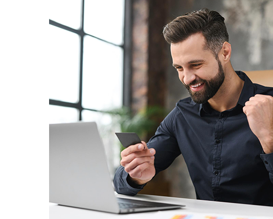 homem feliz usando o celular