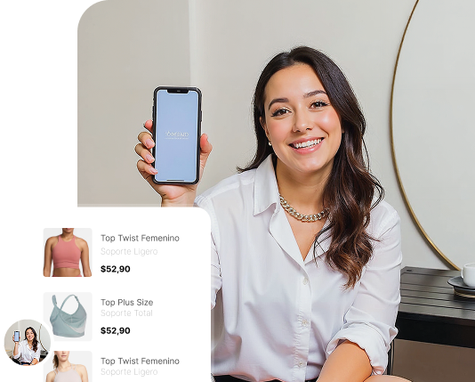 mulher sorrindo mostrando o celular com uma lista de produtos
