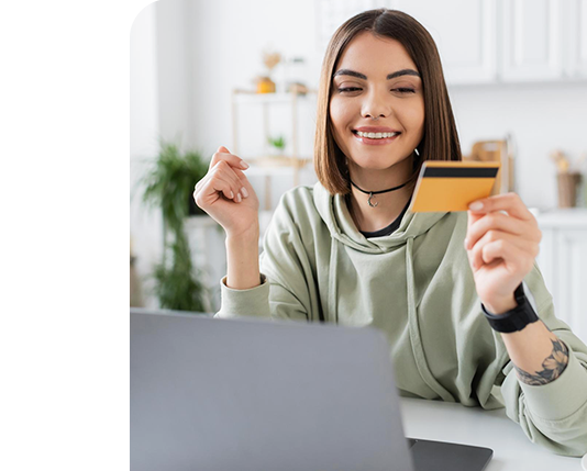 homem feliz ao receber notificações de vendas concluídas