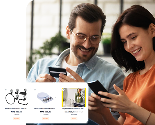 mulher sorrindo mostrando o celular com uma lista de produtos